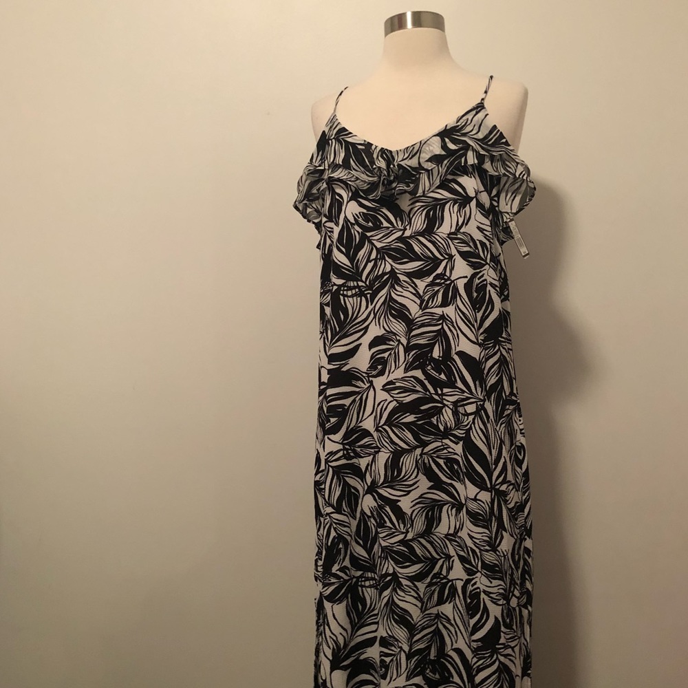 Mossimo Black and white leaf maxi dress